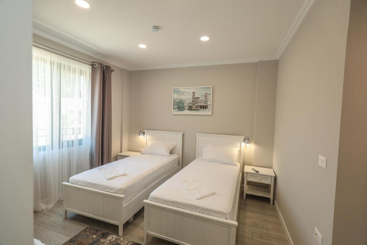 Hotel Peroni Корча Экстерьер фото