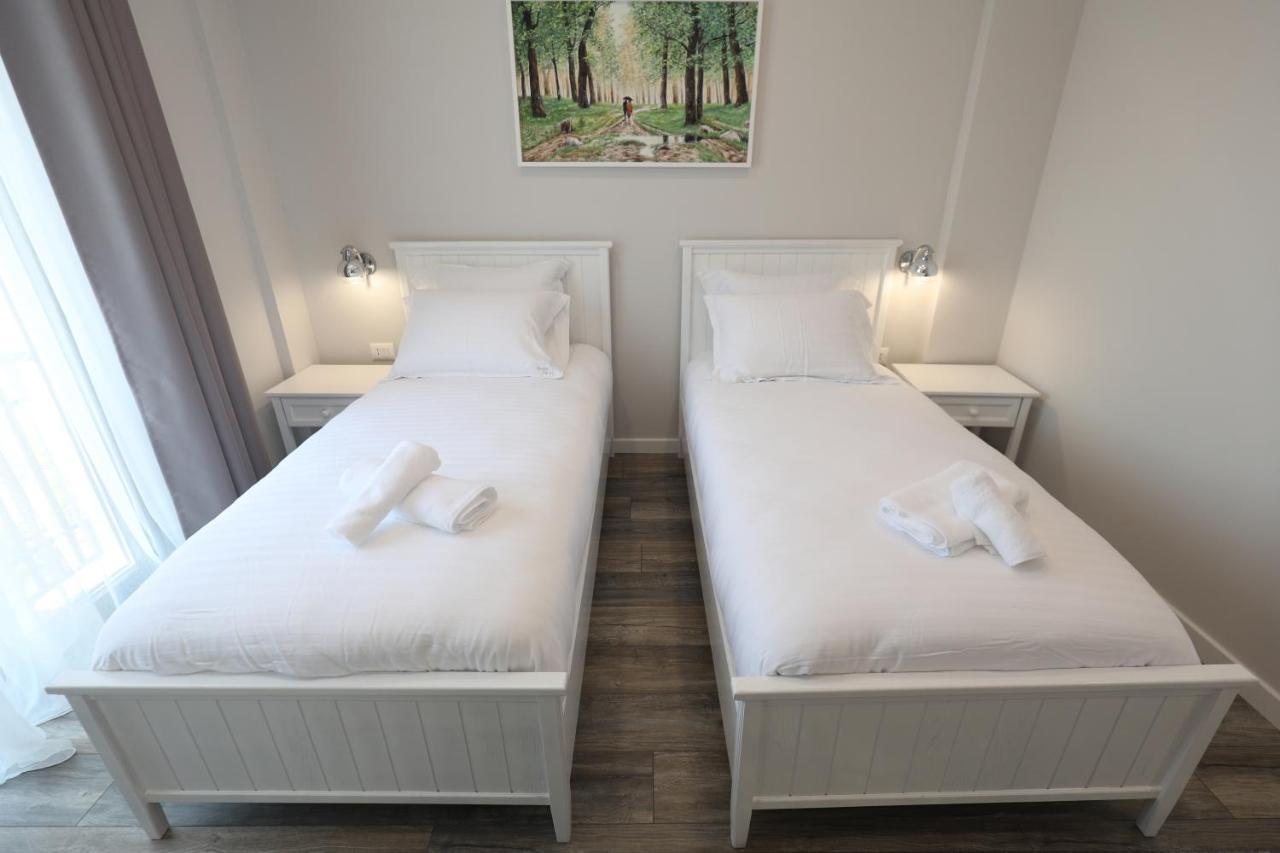 Hotel Peroni Корча Экстерьер фото