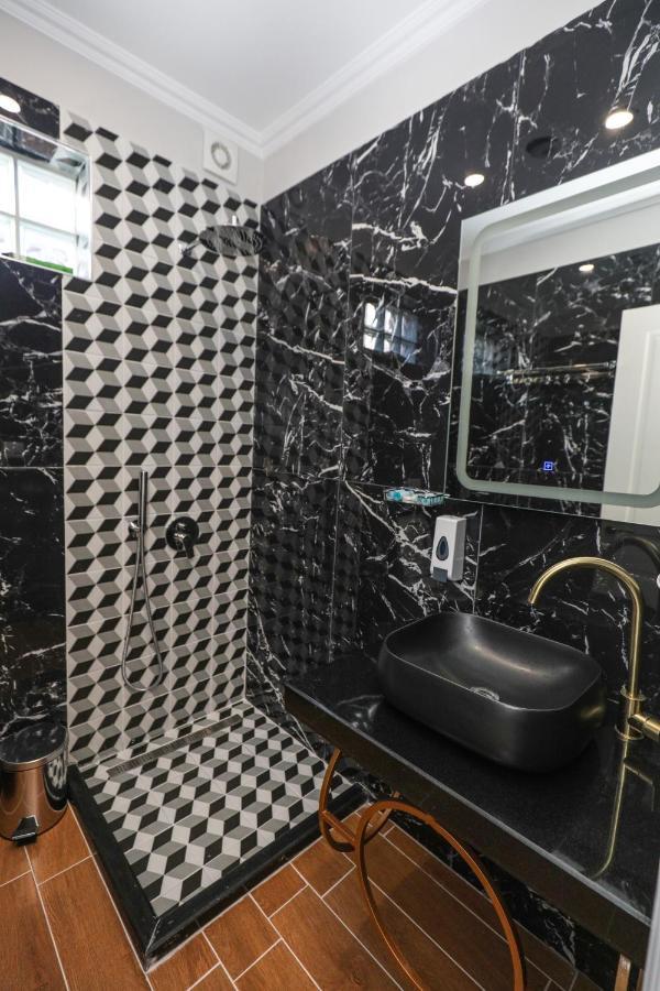 Hotel Peroni Корча Экстерьер фото